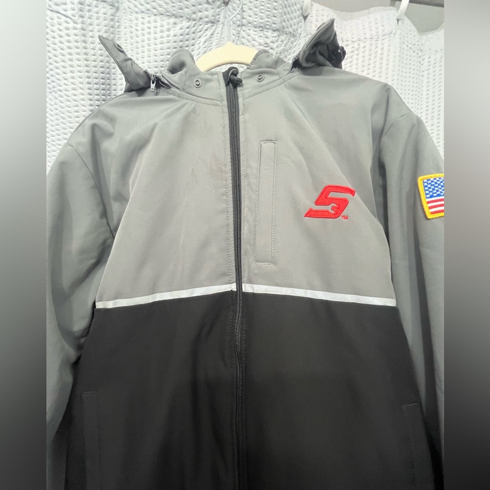 Very Lightly Worn Men’s Coat. Great Condition!!! Smoke Free and Pet Free Home!!